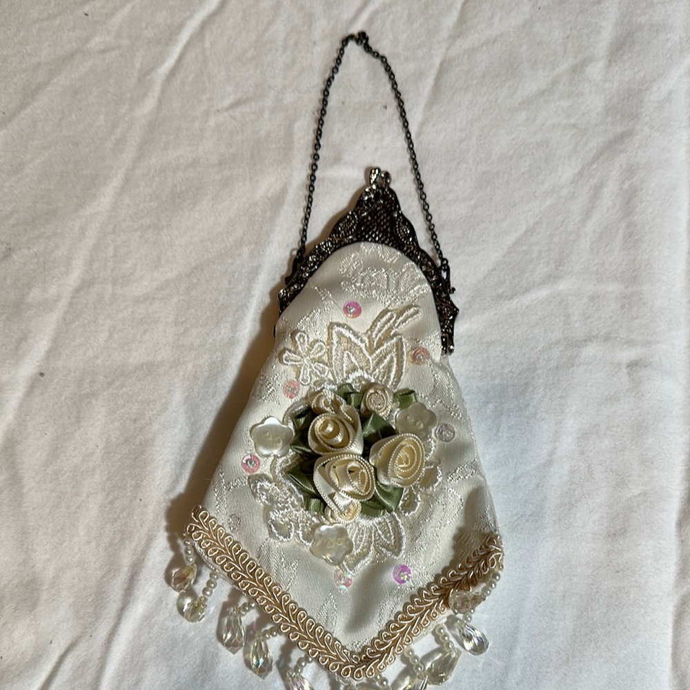 Elegant White Floral Embellished Evening Bag